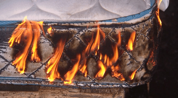 How long does the mattress need to burn during the testing process?(图1)